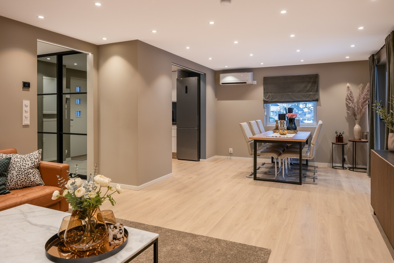 Boligen er betydelig renovert ila. de siste årene og fremstår delikat med nye gulv, vegger og tak. Galleribilde