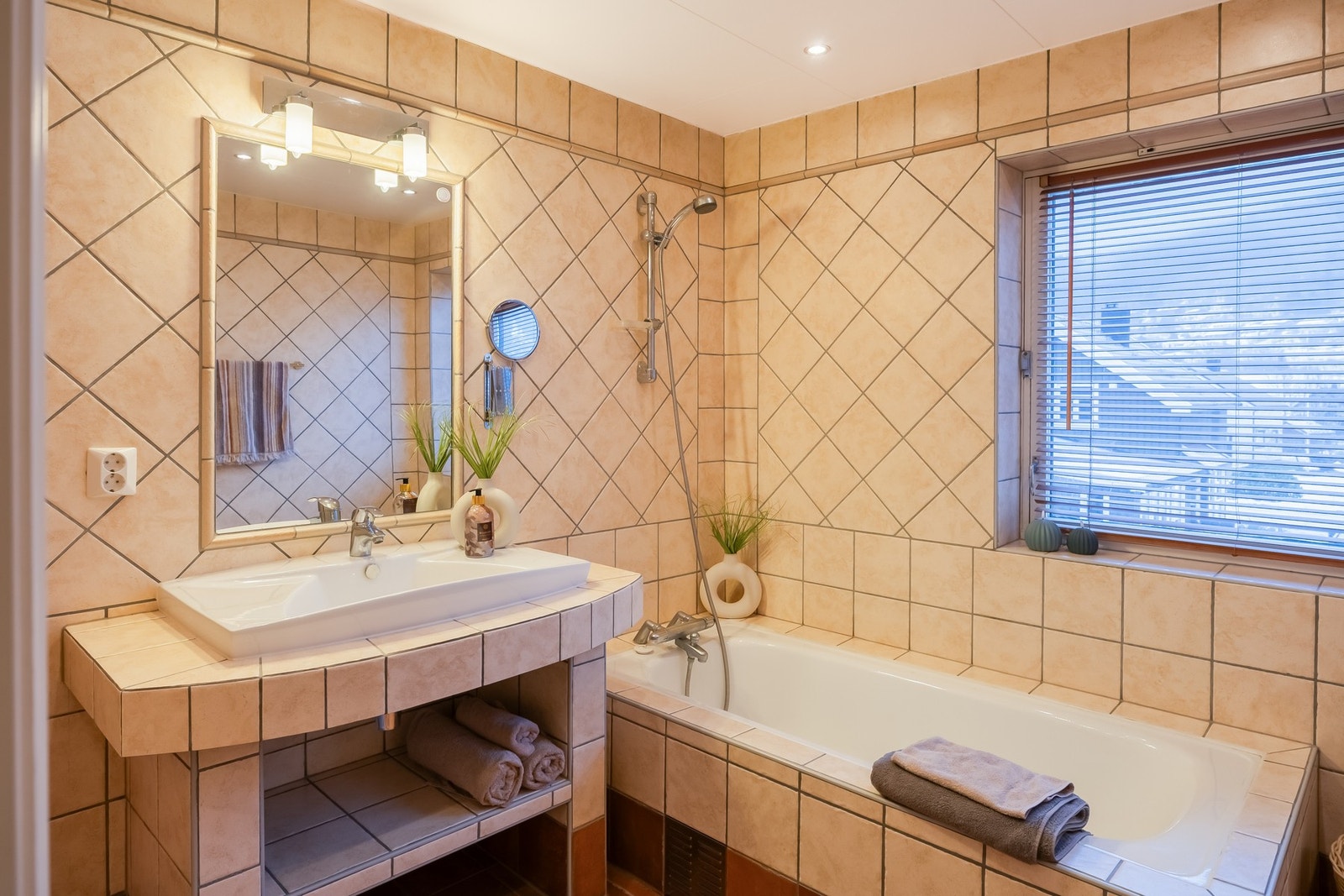 Romslig, flislagt bad på 6,5 kvm. Galleribilde