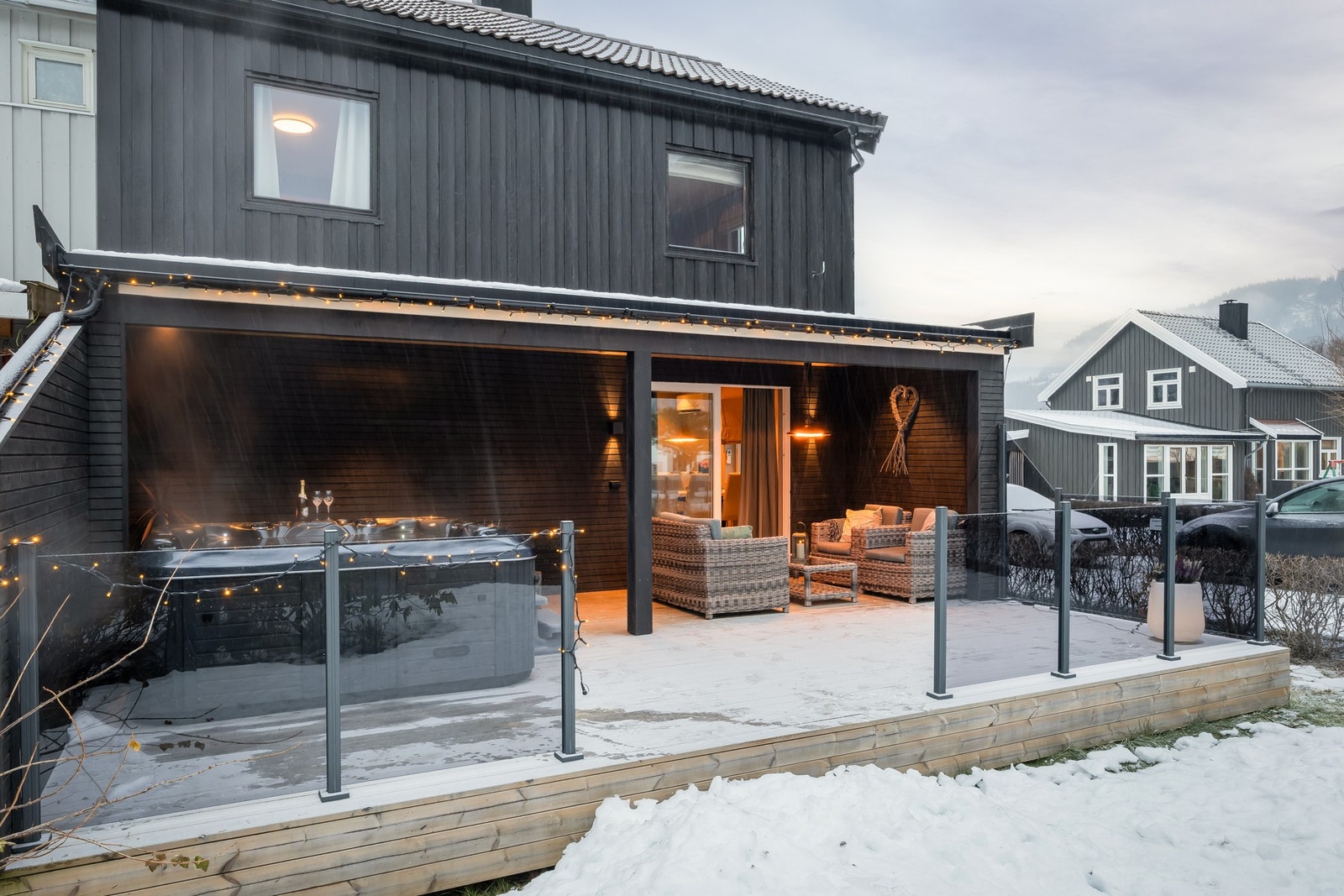 Uterommet ligger på samme plan som hovedetasjen, noe som gir enkel tilgang og bruk av arealet. Galleribilde