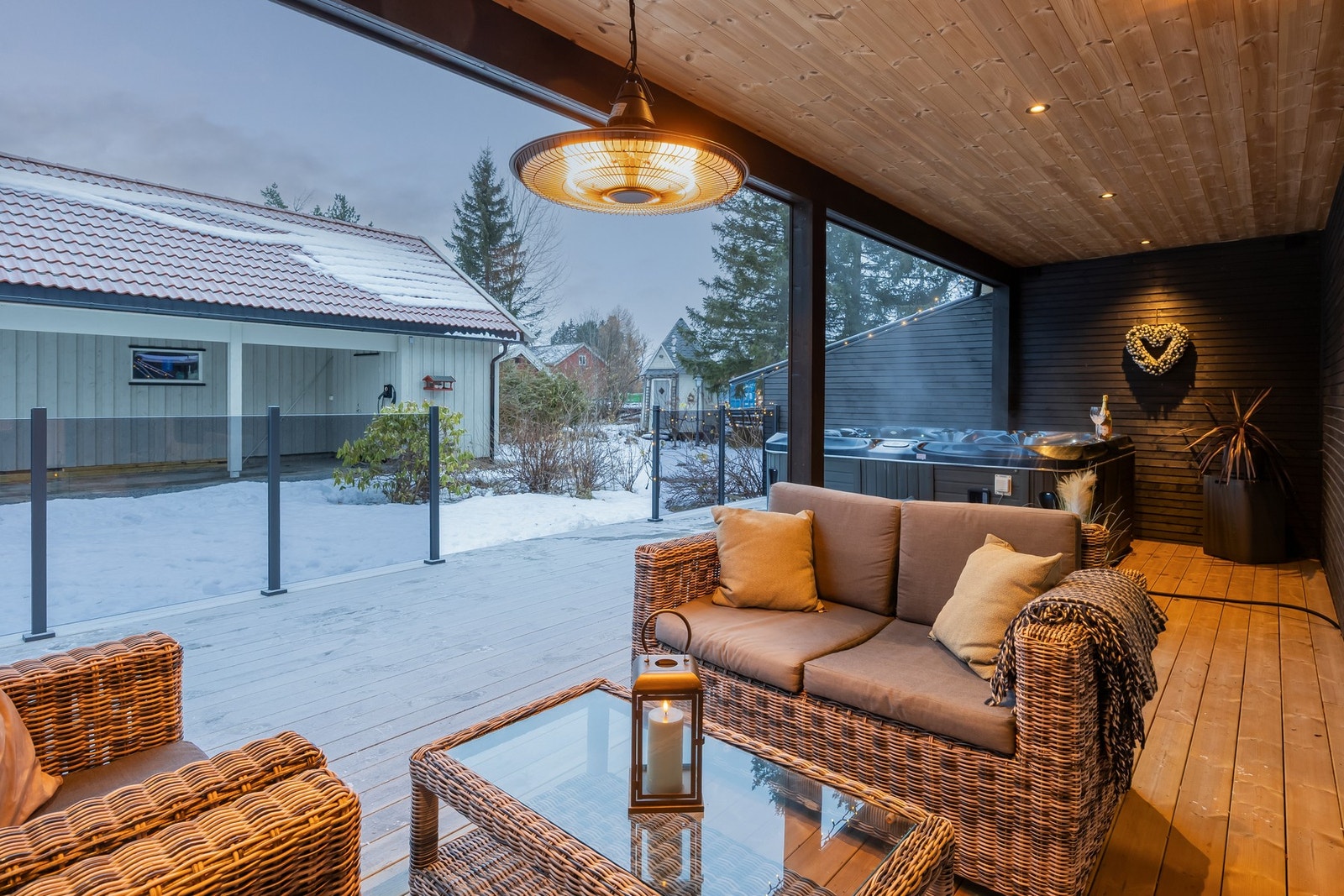 Romslig terrasse hvor man får plass til ulike sittegrupper, grill og jacuzzi som dagens eier har benyttet seg av. Galleribilde