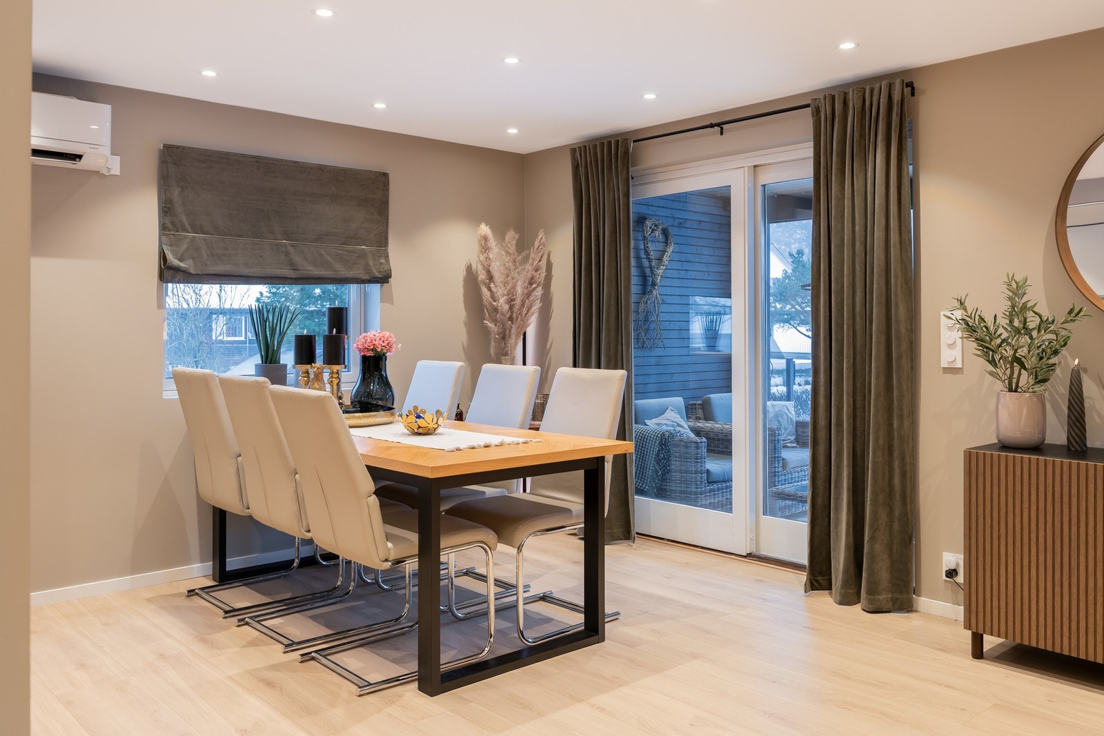 Fra stua er det direkte til utgang til stor terrasse og videre ut til hagen. Galleribilde