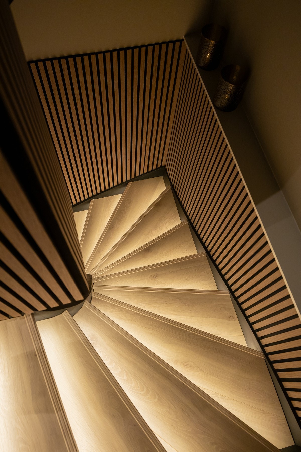 Trappeløpet er også pusset opp, kledd i spiler og med lys under trinnene. Galleribilde