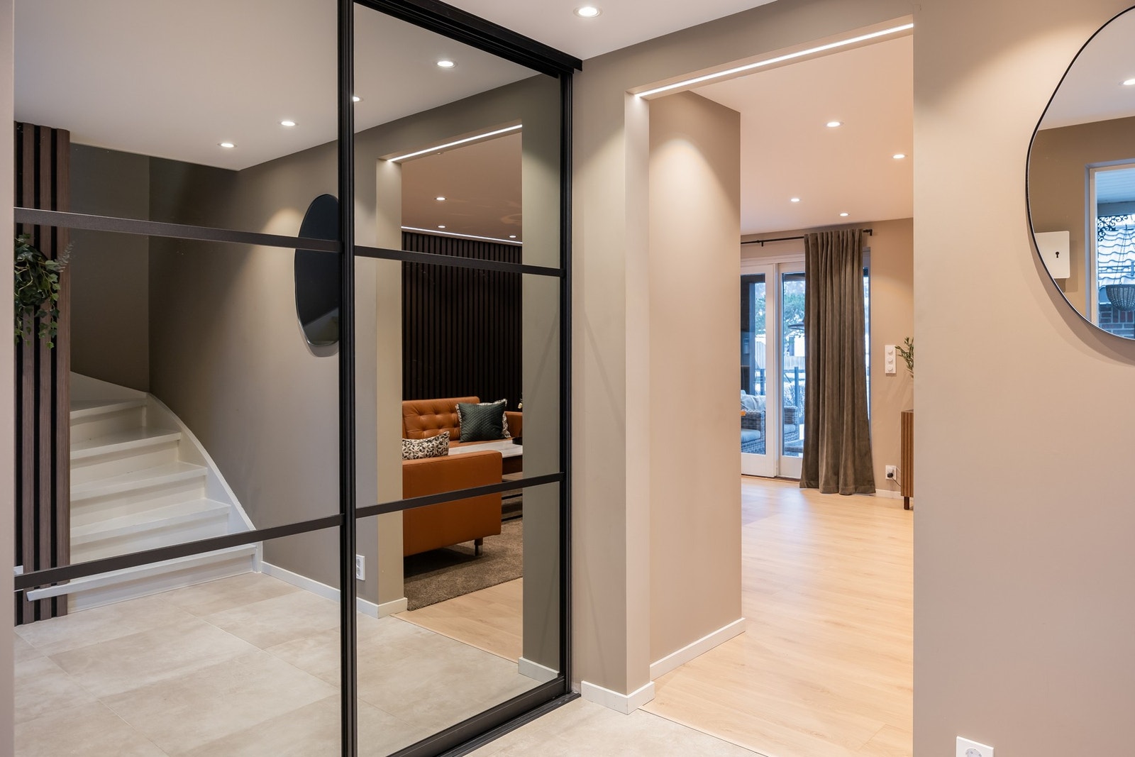 Som resten av første etasje er gangen renovert og holder en smakfull standard med flislagt gulv, slette vegger og stor skyvdørsgarderobe med speilfronter. Galleribilde