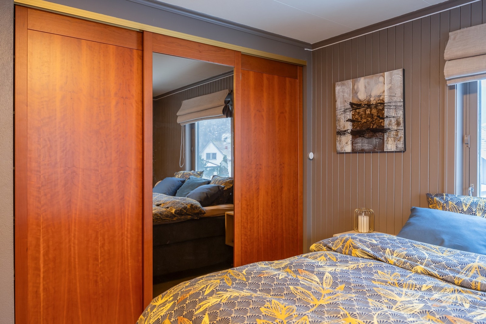 Stor skyvdørsgarderobe som følger med i handelen. Galleribilde