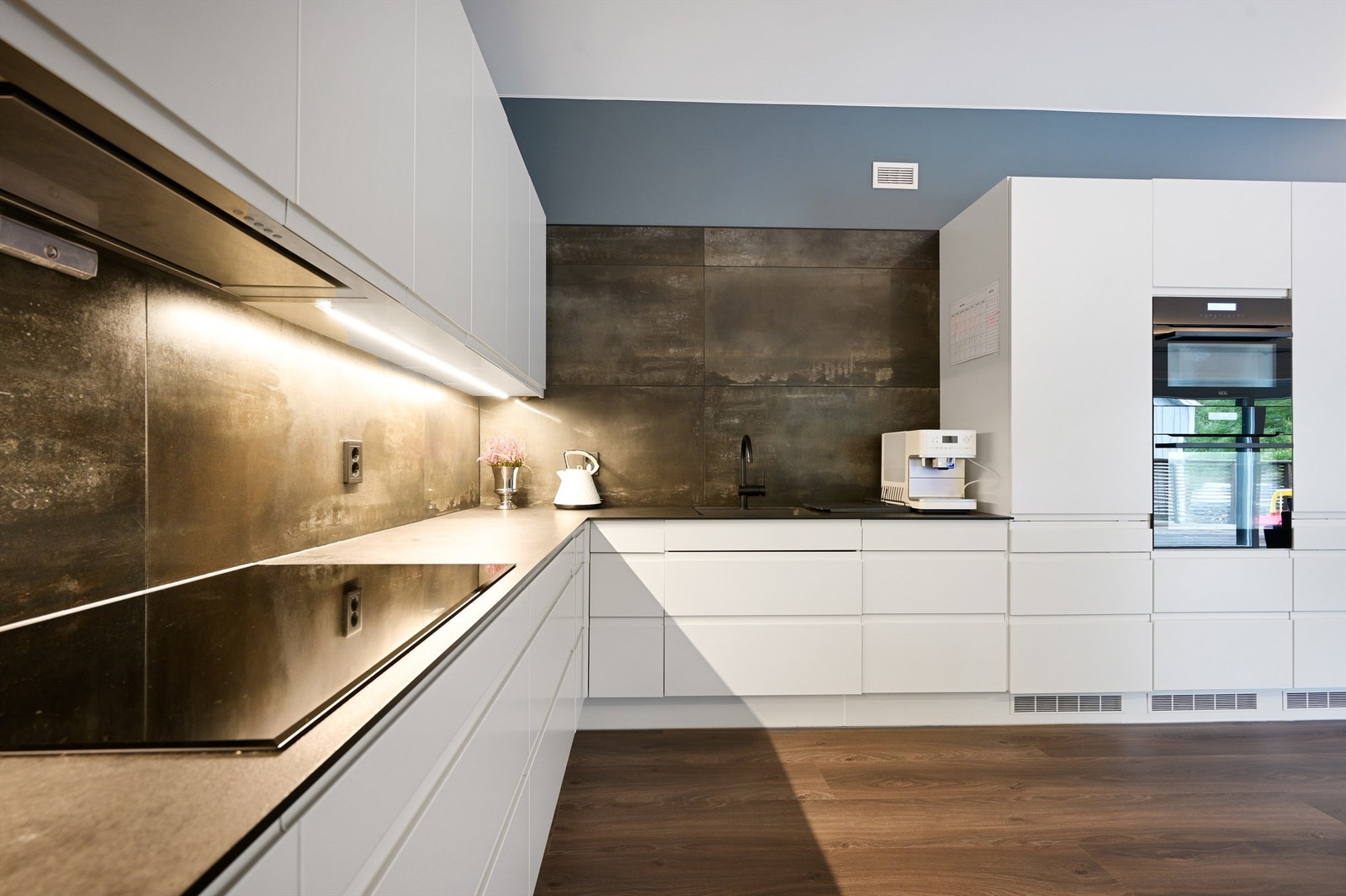 Stilren innredning, godt utstyrt med integrerte hvitevarer Galleribilde