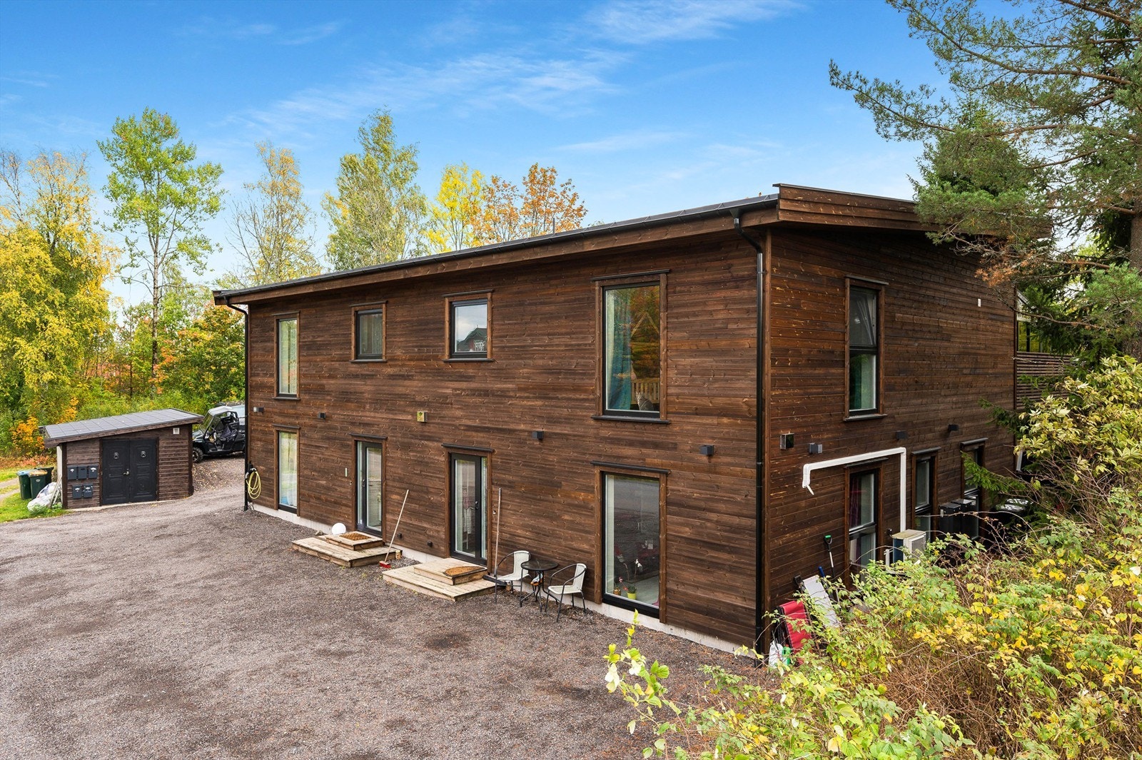 Boligen er horisontaldelt med hoveddelen i 2. etasje. Sokkeletasjen består av en leilighet og en hybel (mangler tilknytning til hoveddel) Fotograf: Kristian Bollæren ved Fotofinish Galleribilde