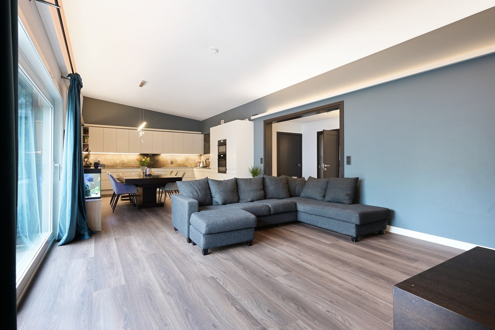 Stue og kjøkken i åpen løsning Galleribilde