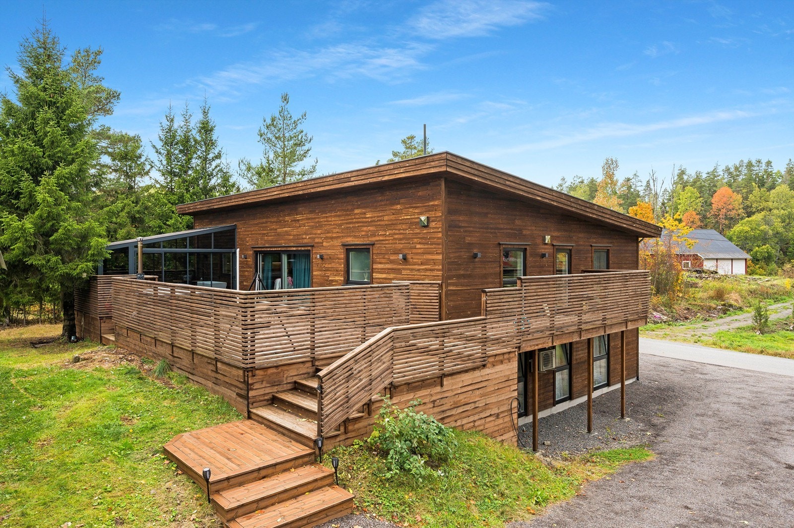 Velkommen til Lakskjønnveien 98! En hel tomannsbolig i landlige omgivelser! Fotograf: Kristian Bollæren ved Fotofinish Galleribilde