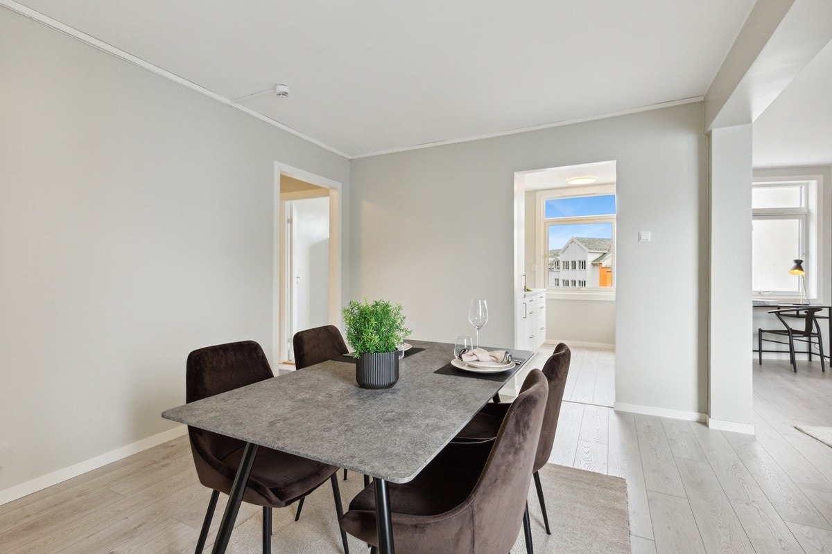 Leilighetens kjøkken ligger i naturlig tilknytning til oppholdsrommet Galleribilde