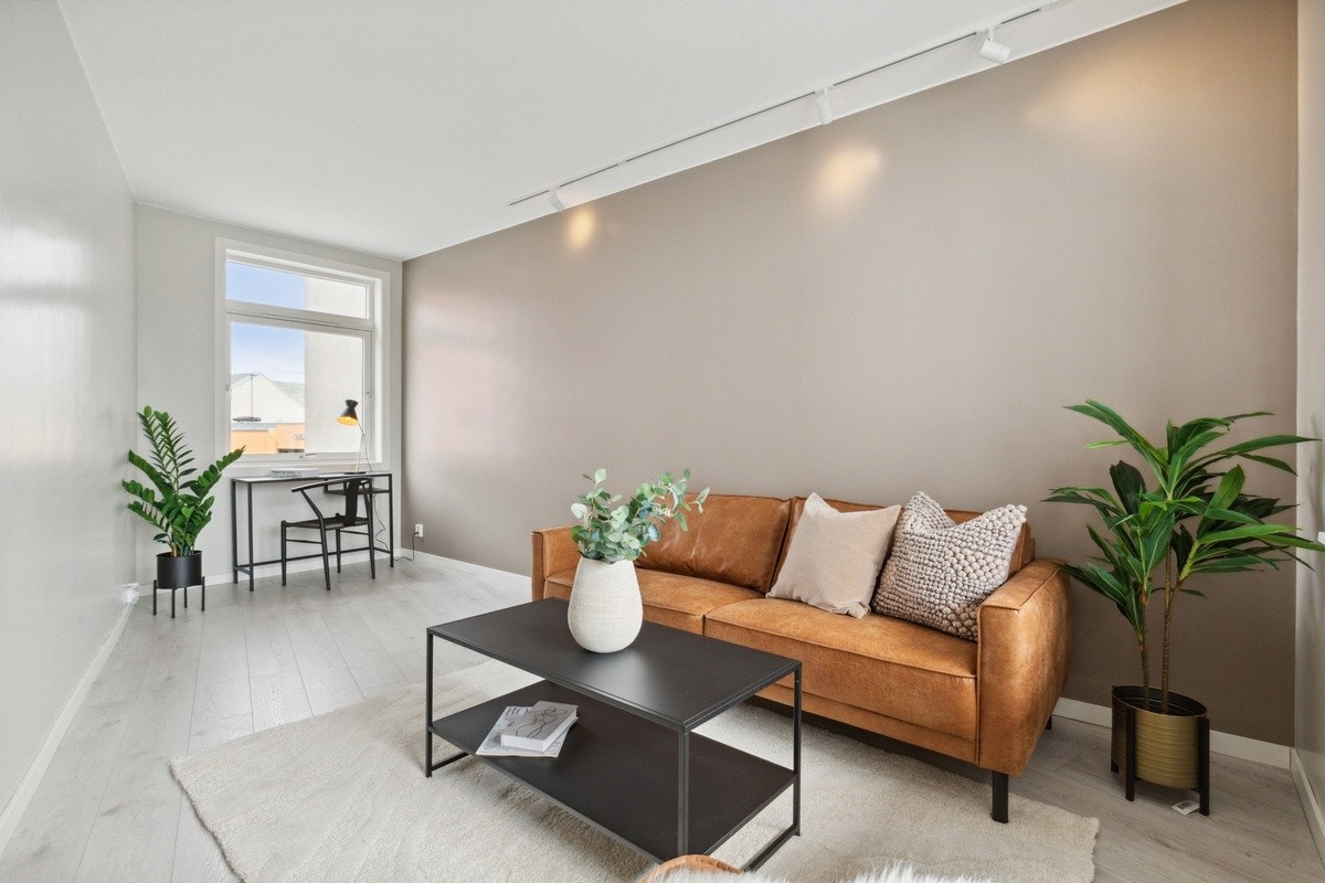 Leilighetens oppholdsrom har flere møbleringsmuligheter Galleribilde