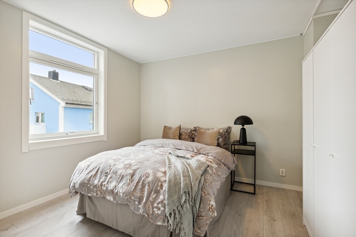 Begge soverommene har plass til en større dobbelseng og garderobeskap m.m. Galleribilde