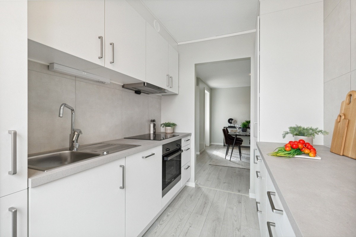 Leilighetens kjøkken - med integrerte hvitevarer fra Siemens Galleribilde