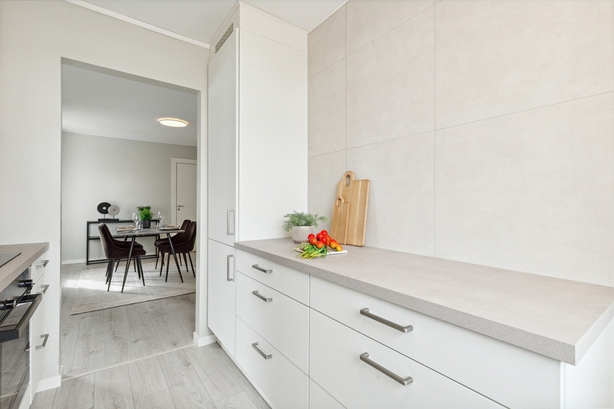 Døren i oppholdsrommet leder inn til ett av soverommene Galleribilde