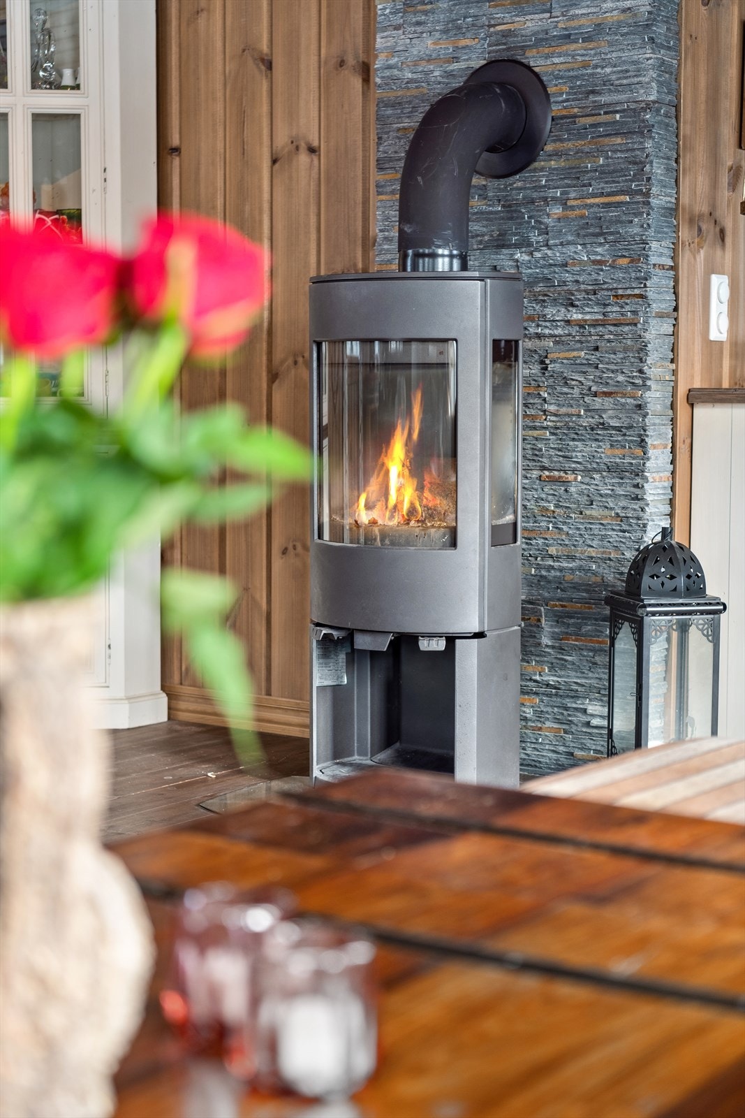 Hytta varmes opp med vedfyring og elektrisitet Galleribilde