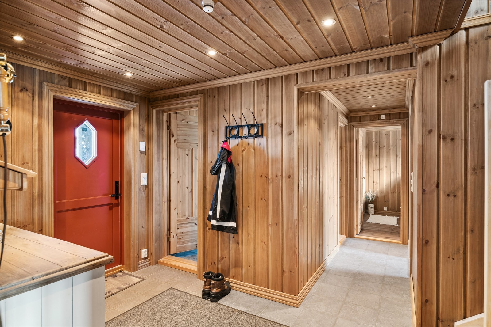 Du ønskes velkommen inn i gangen hvor du har direkte adkomst til innvendig bod for praktisk oppbevaring av yttertøy og utstyr Galleribilde