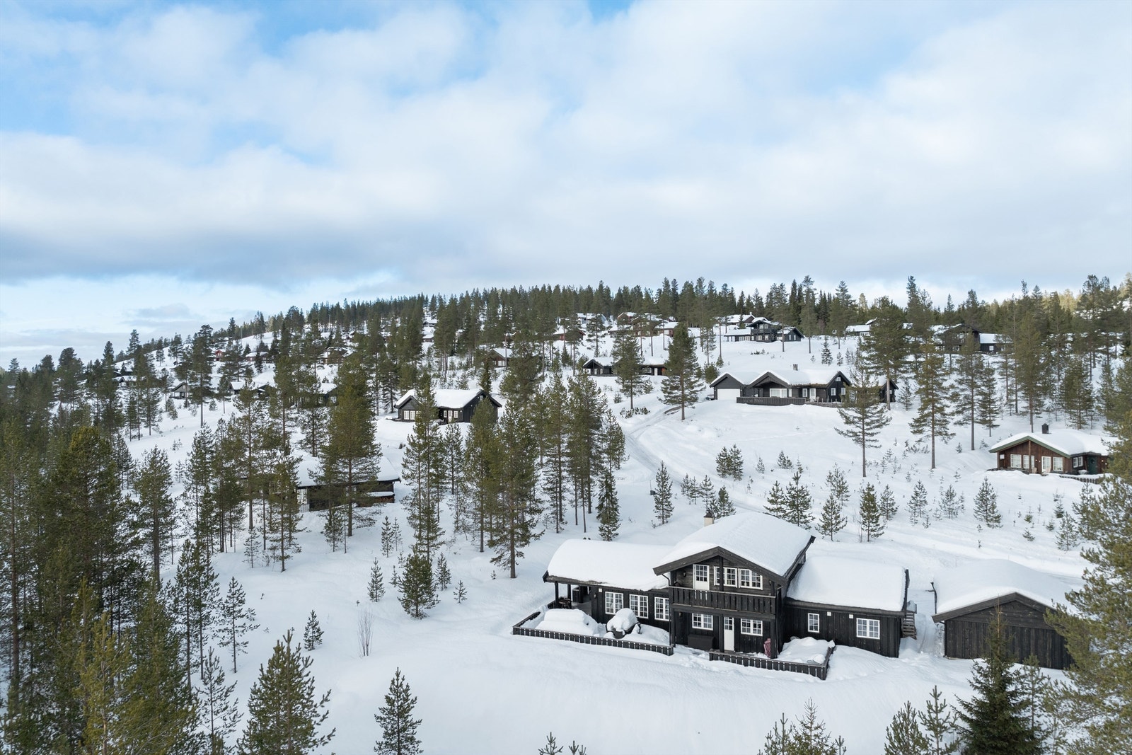 Hytta har fin beliggenhet med kort vei til fasilitetene Furutangen har å by på Galleribilde