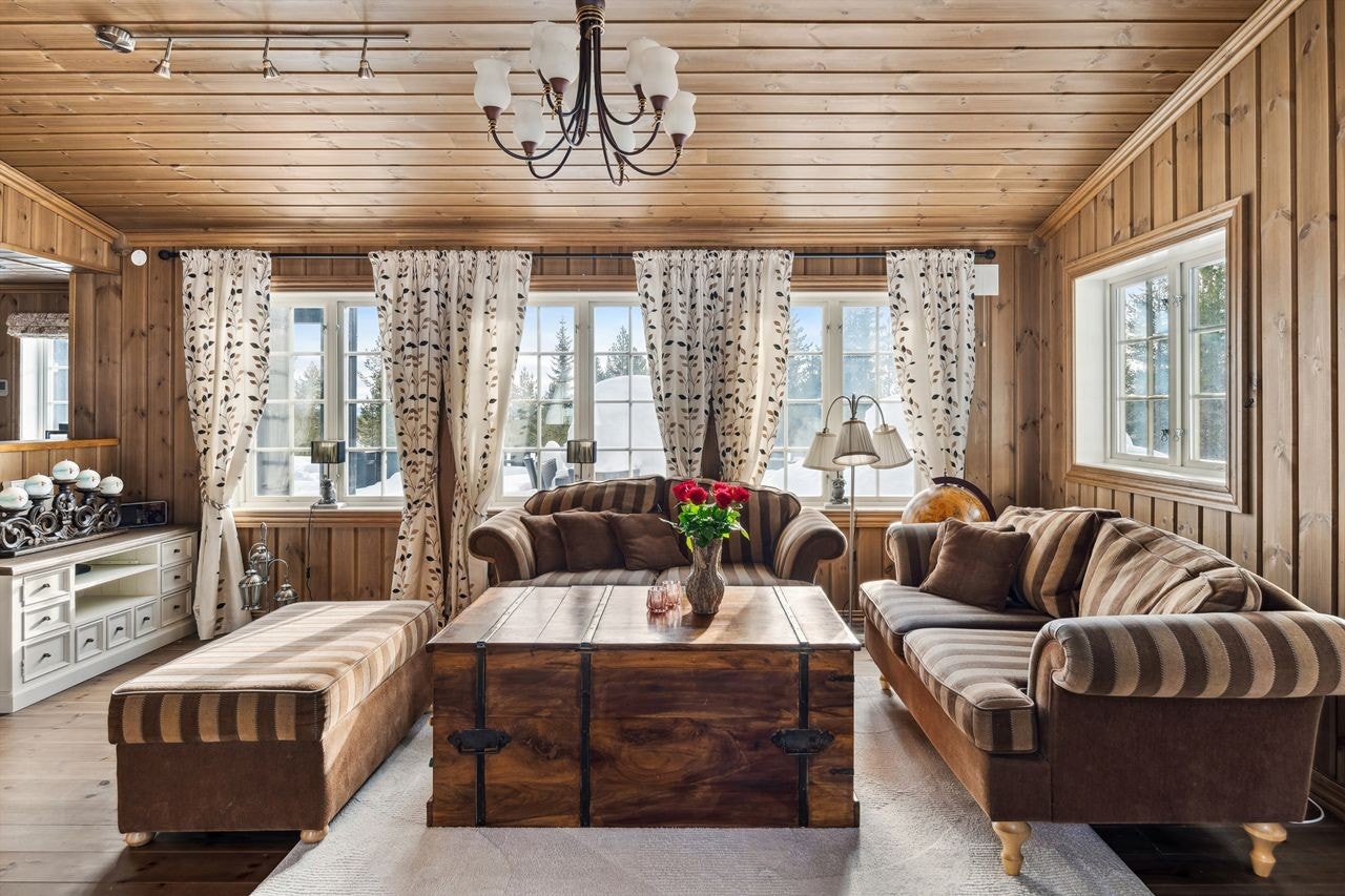 Stuen har god plass til en romslig sofagruppe Galleribilde