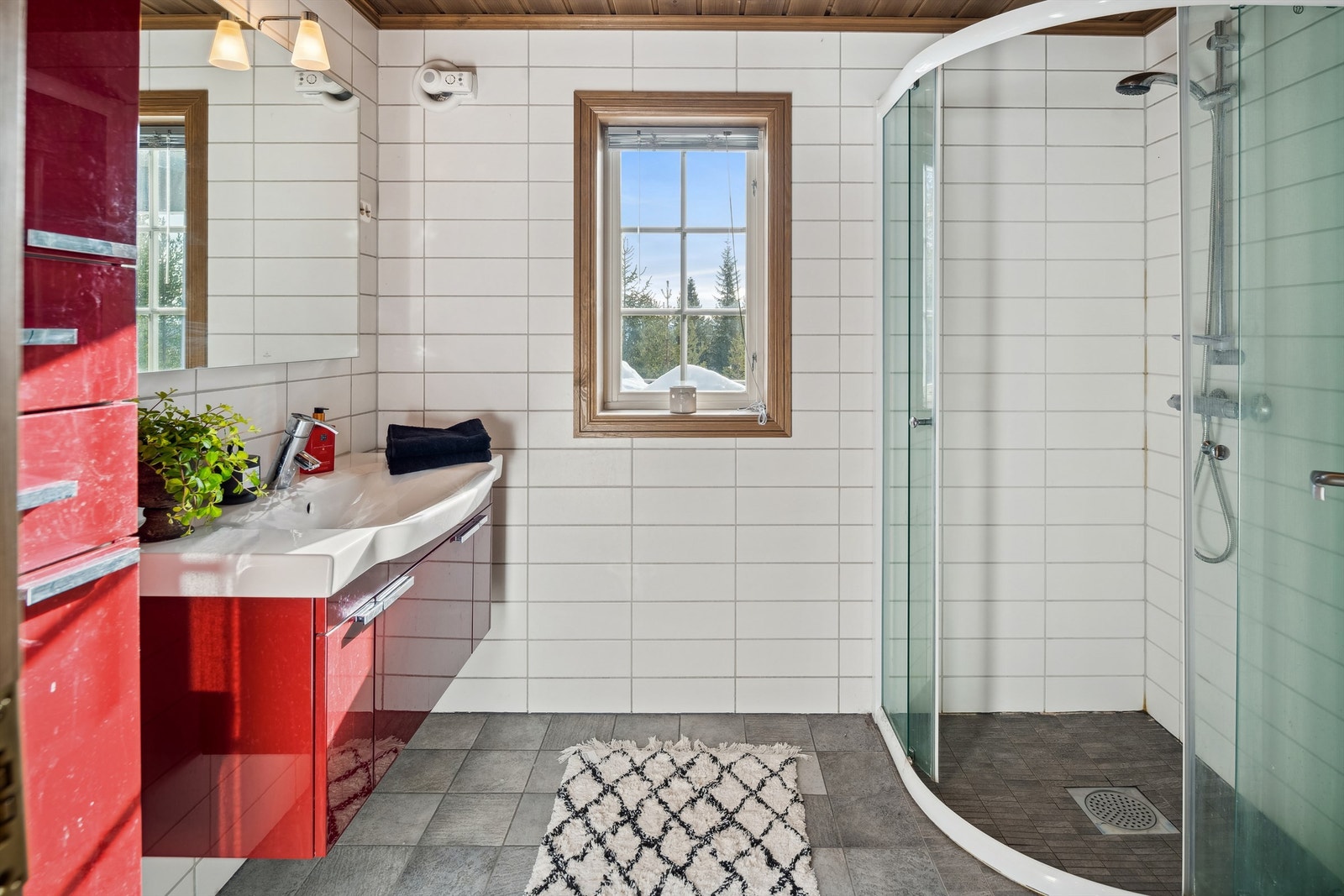 Et av hyttas to bad i 1. etasje. Begge badene har varmekabler i gulv Galleribilde