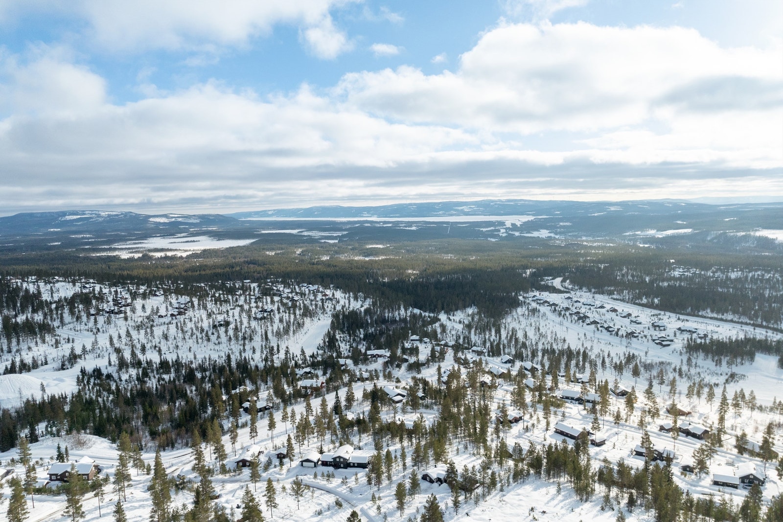 Furutangen er omgitt av flott natur. I bakgrunnen ser vi Osensjøen Galleribilde