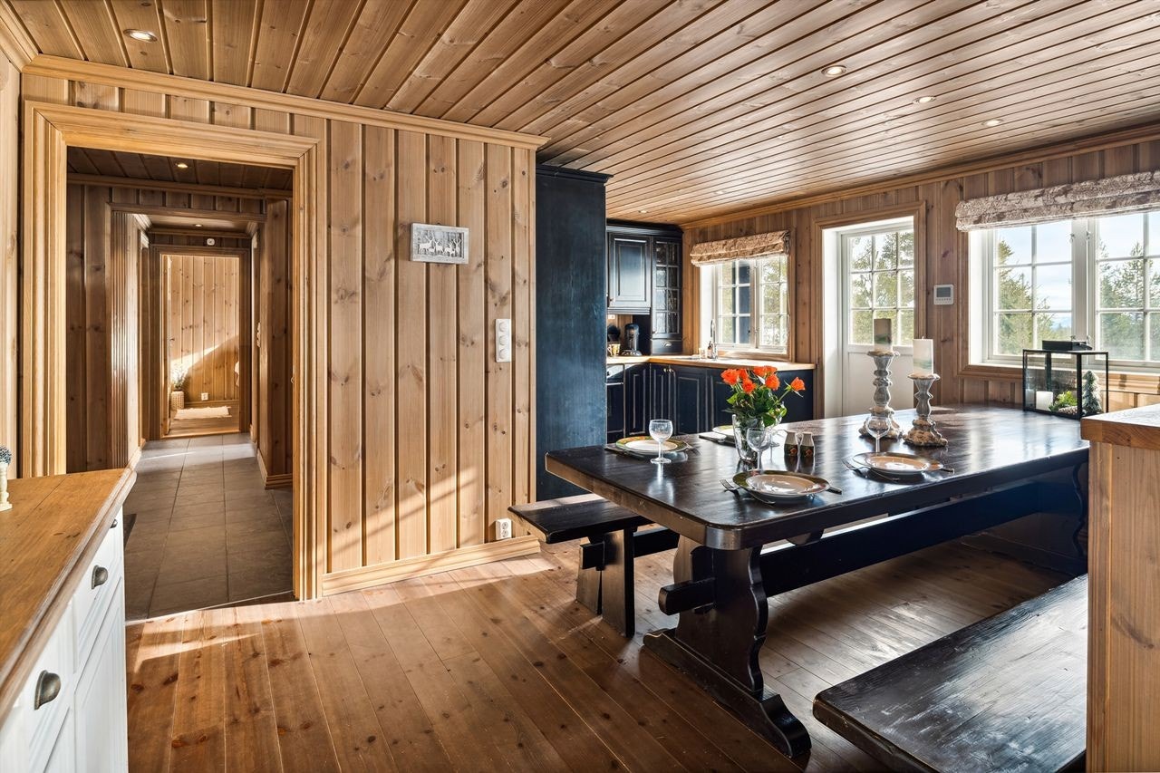 Kjøkkensonen har også plass til spisestuemøblement med plass til hele storfamilien Galleribilde