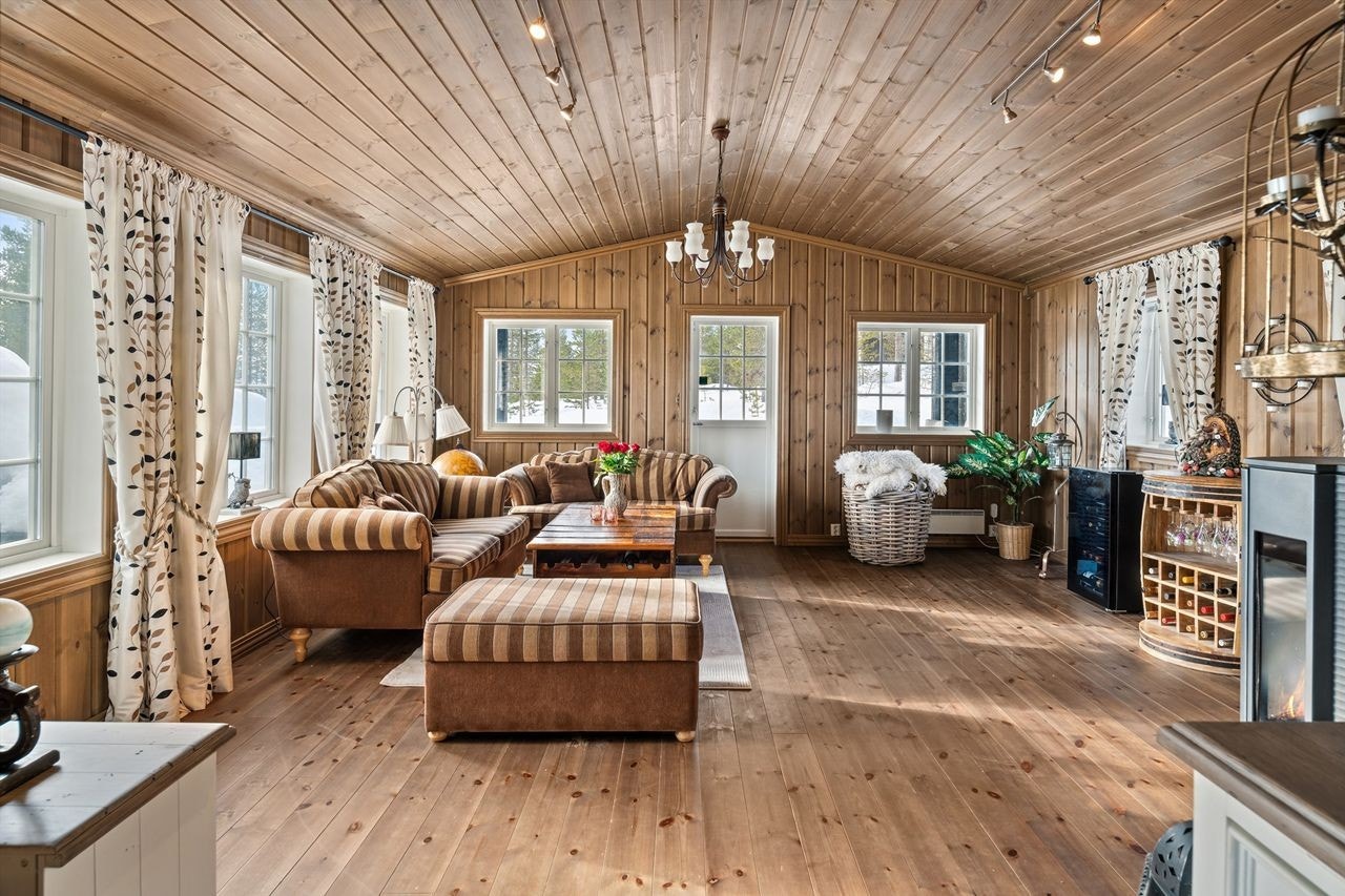 Det er utgang til terrassen fra både stuen og kjøkkenet Galleribilde