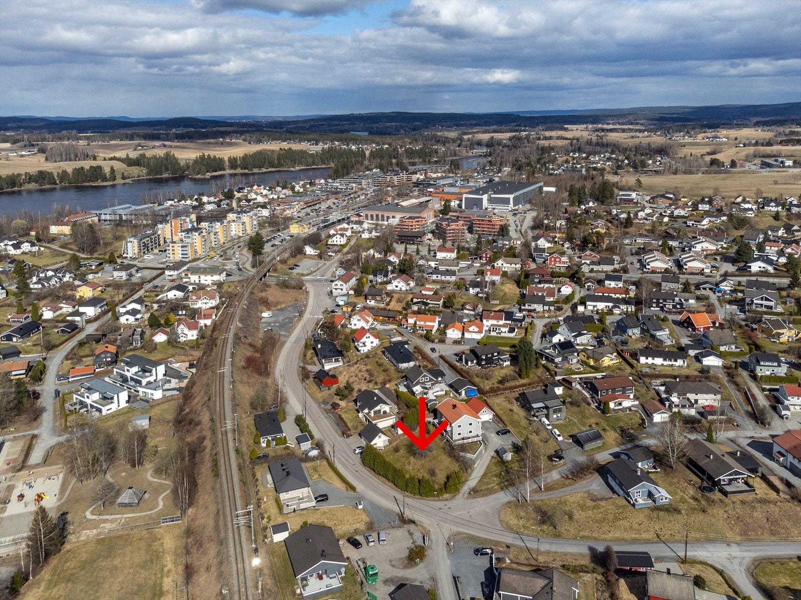 Sørumsand sentrum med butikker, servicetilbud og togstasjon ligger innen kort gangavstand Galleribilde