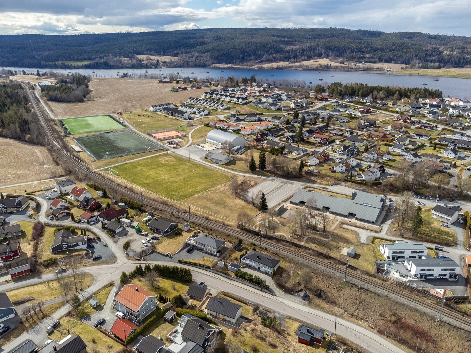 Det er kort vei til idrettsanlegg, samt fine turområder bl.a. langs Glomma Galleribilde