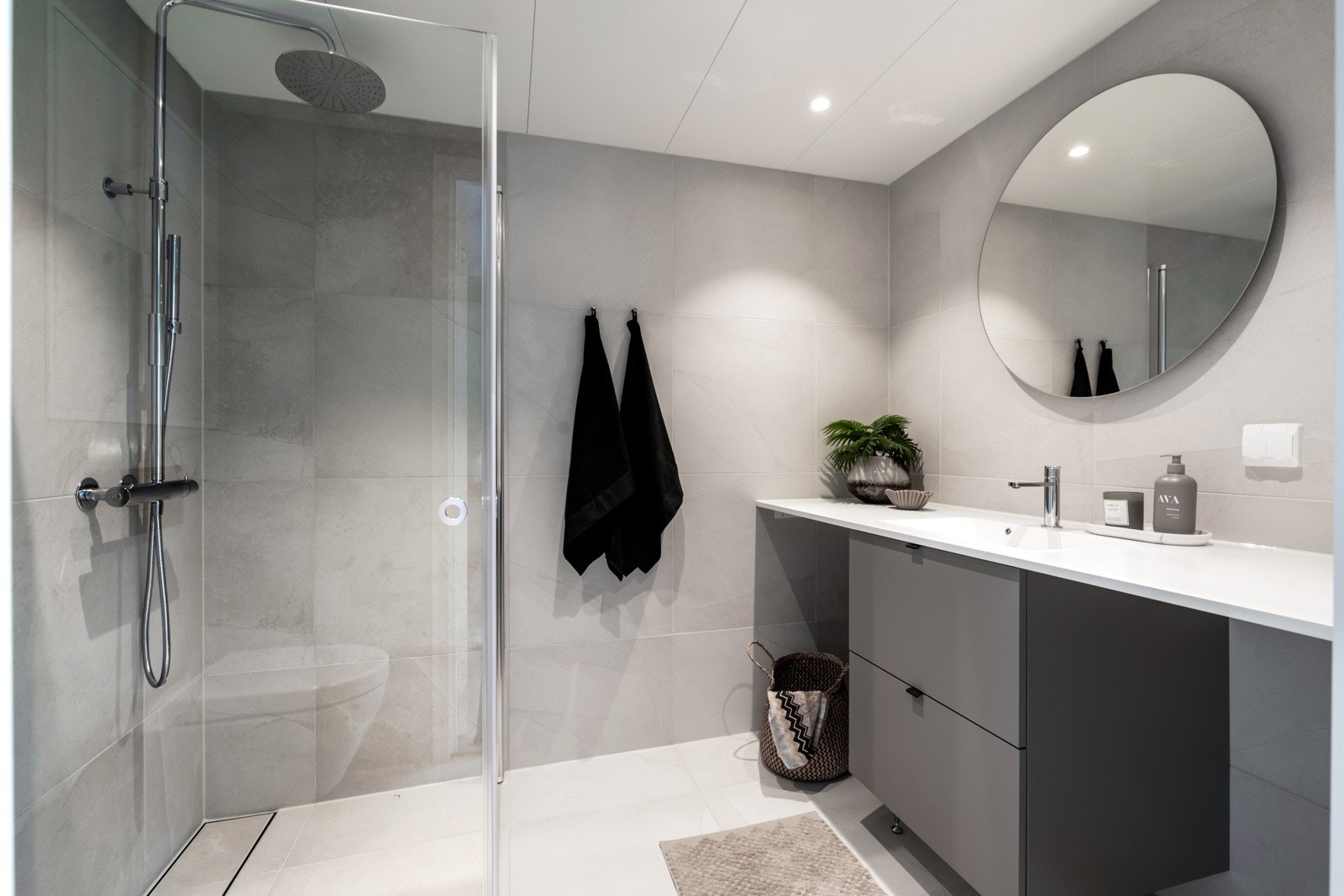 Stort bad som ligger inn fra hovedsoverommet Galleribilde