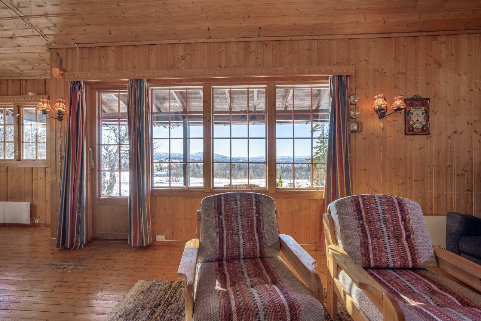 Fra stuen er det utgang til en koselig veranda. Uteplassen ligger lunt og godt skjermet for vær og vind, noe som gjør uteplassen svært anvendelig gjennom store deler av året. Galleribilde