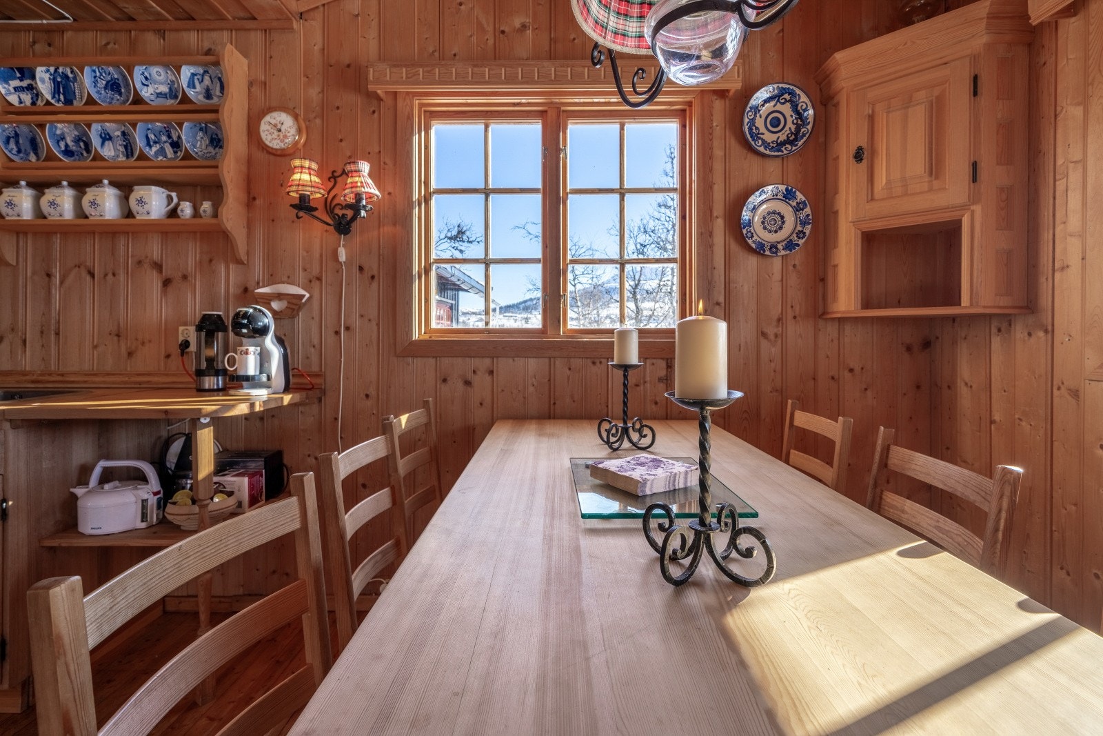 Fra spiseplassen har du vakkert utsyn i flere himmelretninger, og du kan nyte både mirgenkaffe, lunsj oh middag til flott utsikt. Galleribilde