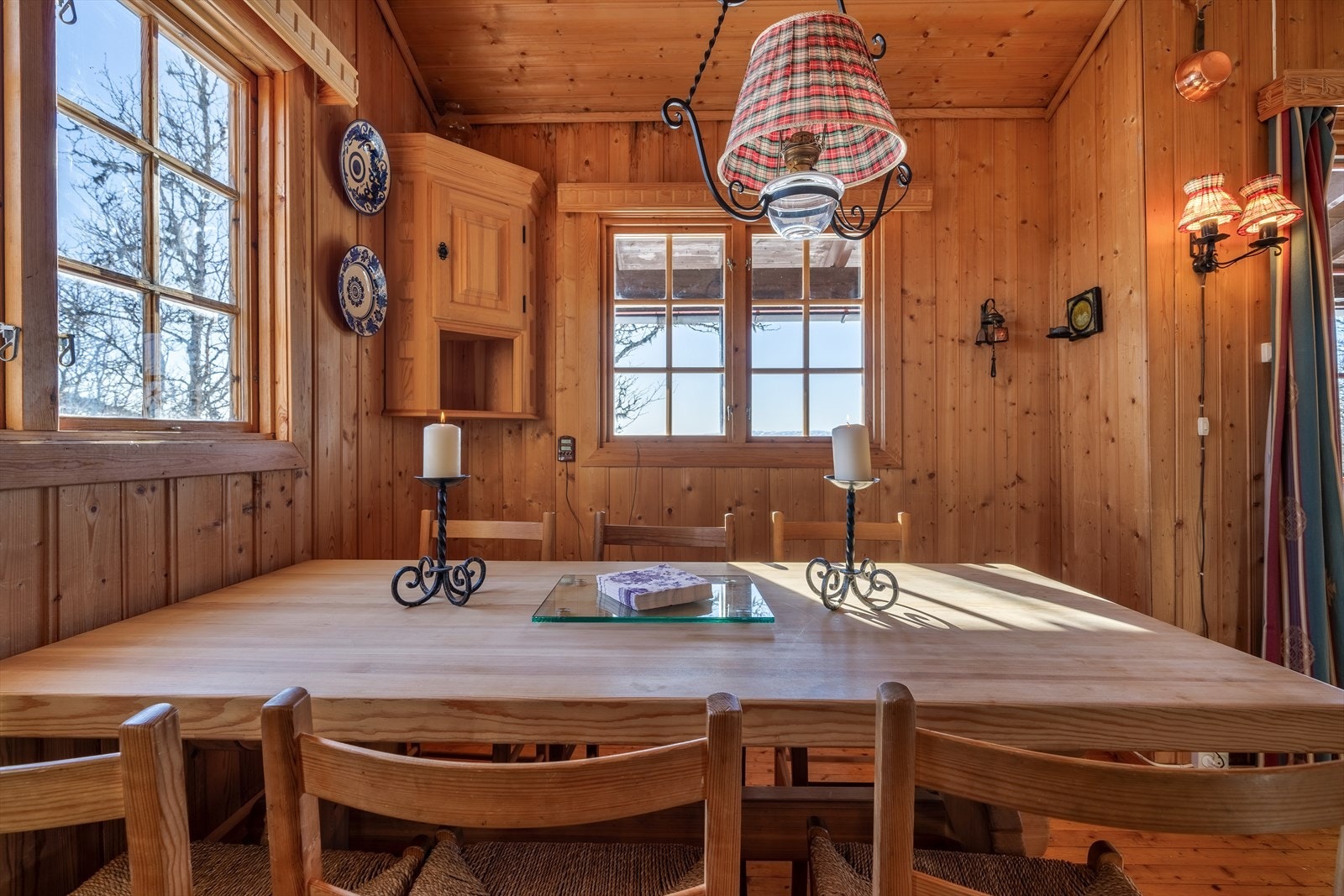 Spiseplassen har god plass til alle hyttas gjester. Her er det mulighet for å trekke ut bordet, slik at det kan dekkes et skikkelig langbord for store sammenkomster. Galleribilde