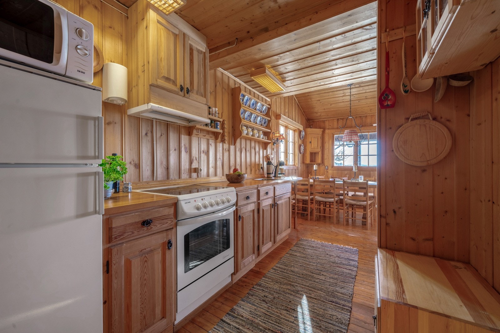 Kjøkkenet er av eldre dato, men funksjonelt og av god kvalitet. Den solide innredningen i heltre furu gir et tidløst og koslig hytte preg. Galleribilde