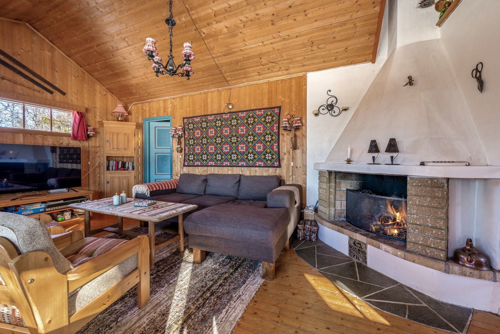 Stor og flott peis i stuen gir både kos og varme på kjølige kvelder. I tillegg har du en stor vedovn i kjøkkenområdet for god varme gjennom hele hytta. Galleribilde