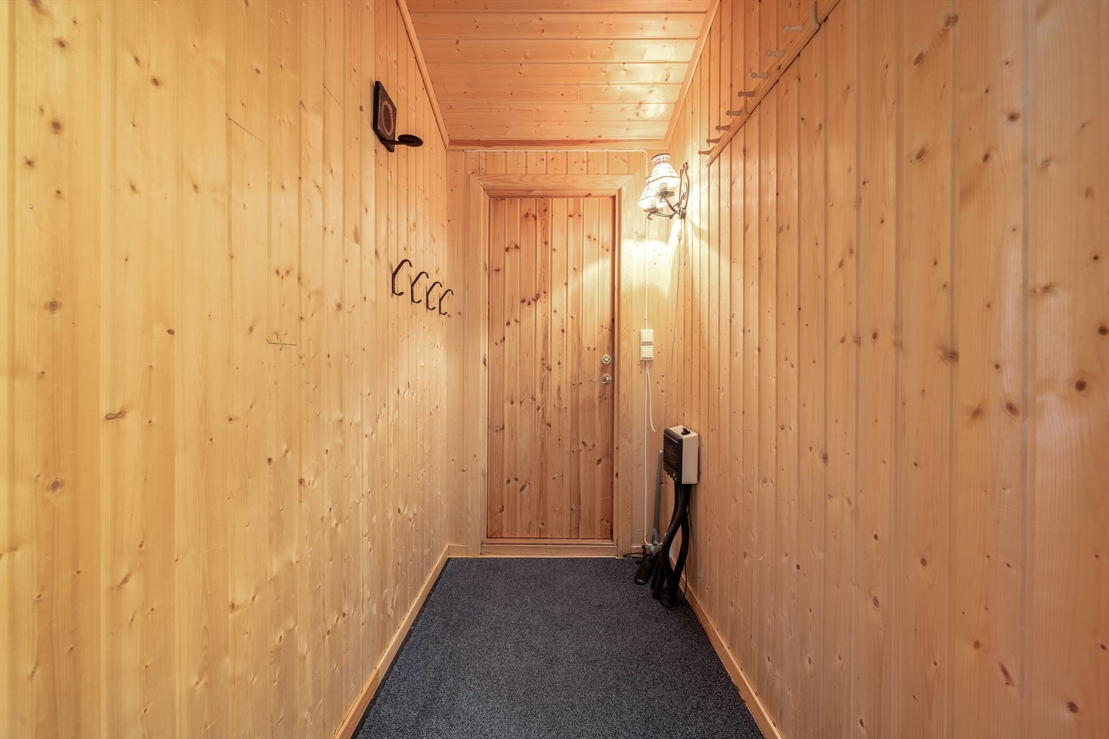 Gang med god plass til å henge fra seg jakker og annet turutstyr. Galleribilde