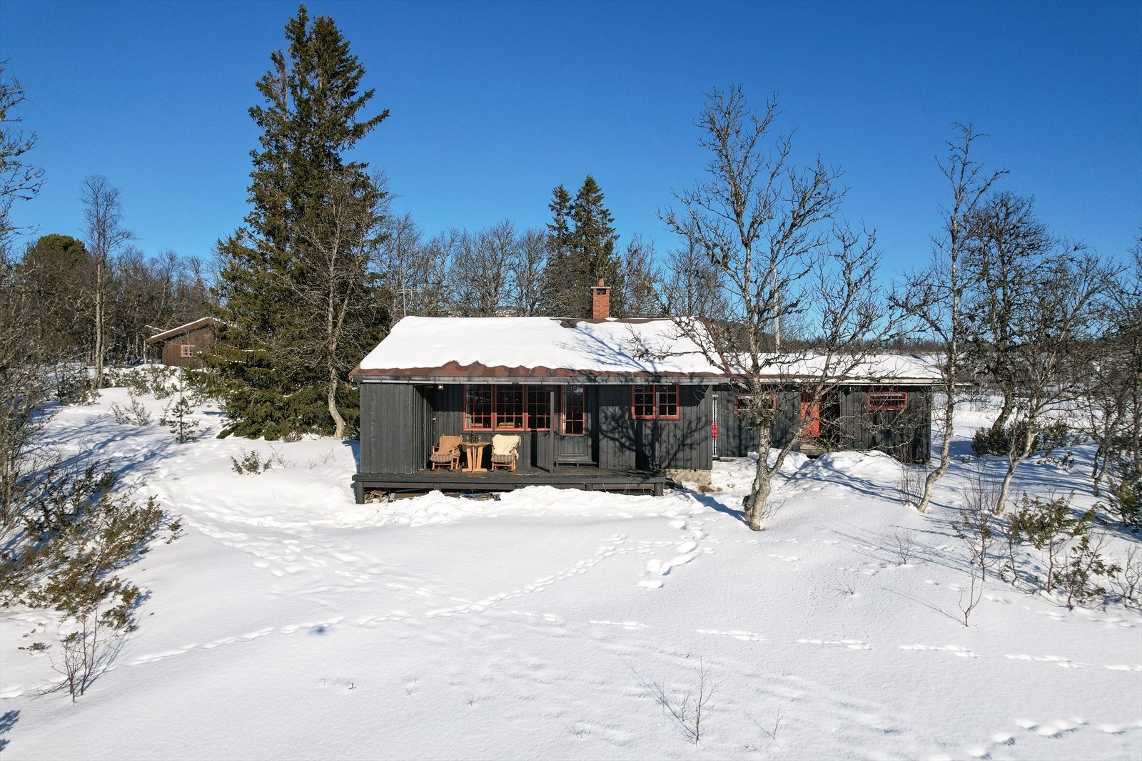 Hytta ligger sørvestvendt med fantastisk utsikt over urørt natur. Her kan du nyte et åpent og bar utsyn uten innsyn fra naboer, og føle deg helt privat i naturskjønne omgivelser. Galleribilde