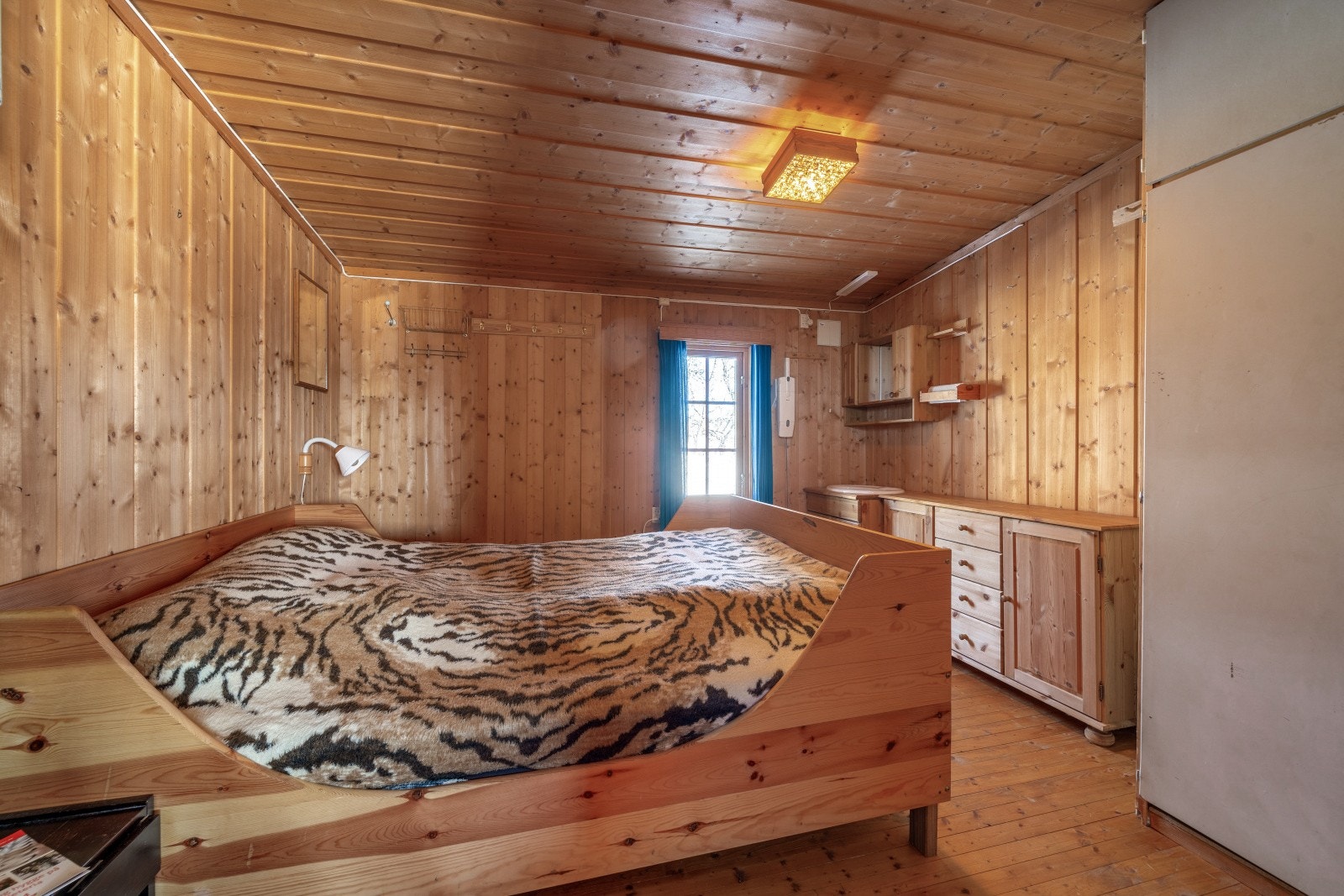 Soverommet på innsiden av stuen er romslig og har garderobeskap. Enklet av soverommen har egen vask på rom. Galleribilde