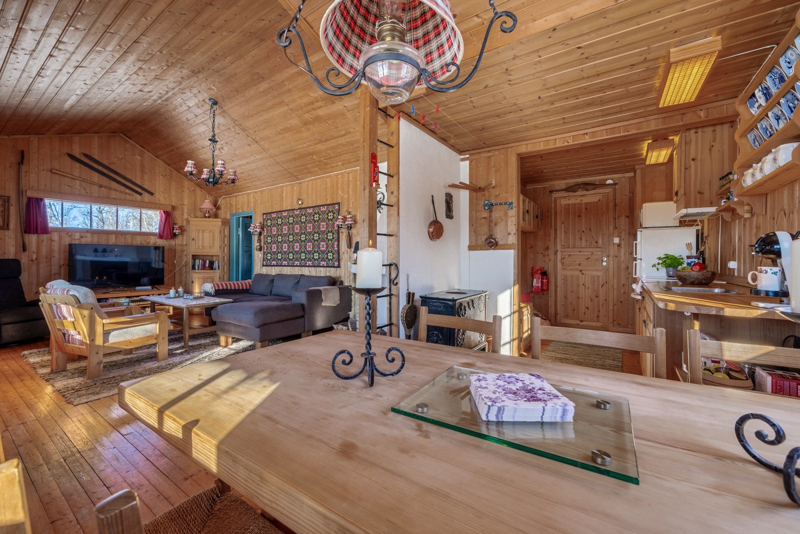 Kjøkkenet ligger i åpen tilknytning til stuen, men er samtidig godt skjermet for innsyn. Galleribilde