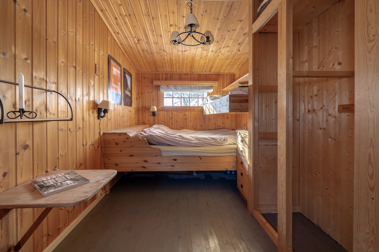 Soverom med plass til både dobbeltseng og garderobeløsning. Galleribilde