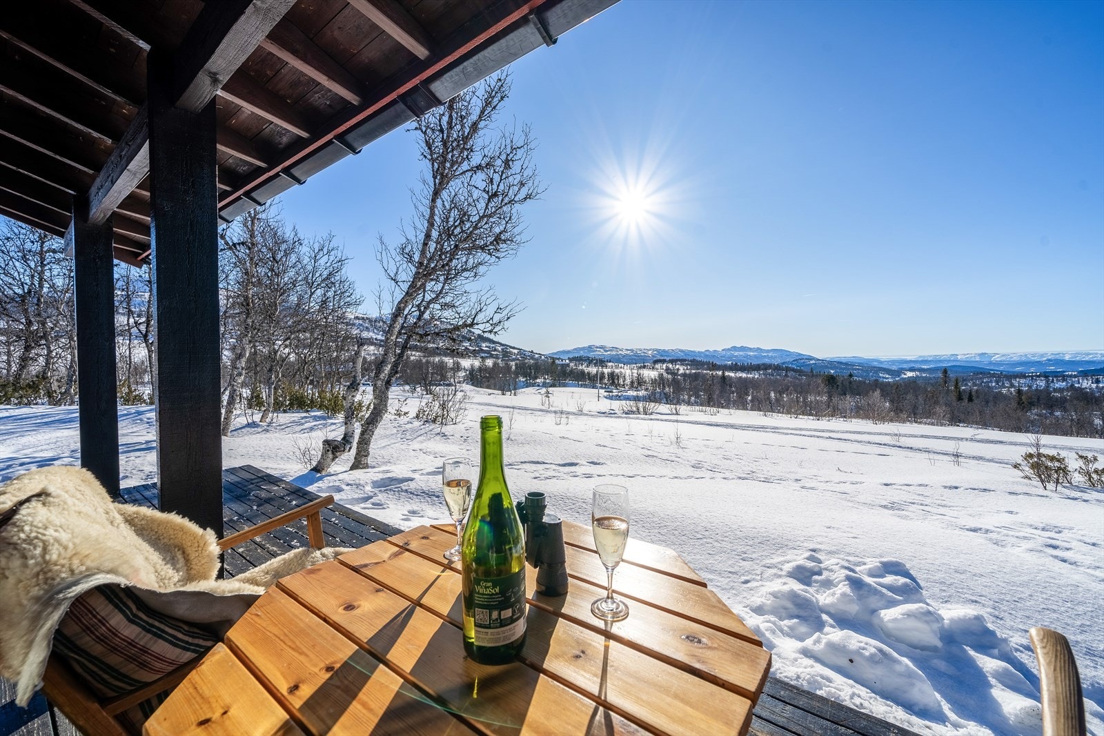 Her kan du sitte og nyte den vakre naturen, den fantastiske utsikten og ikke minst livet! Galleribilde