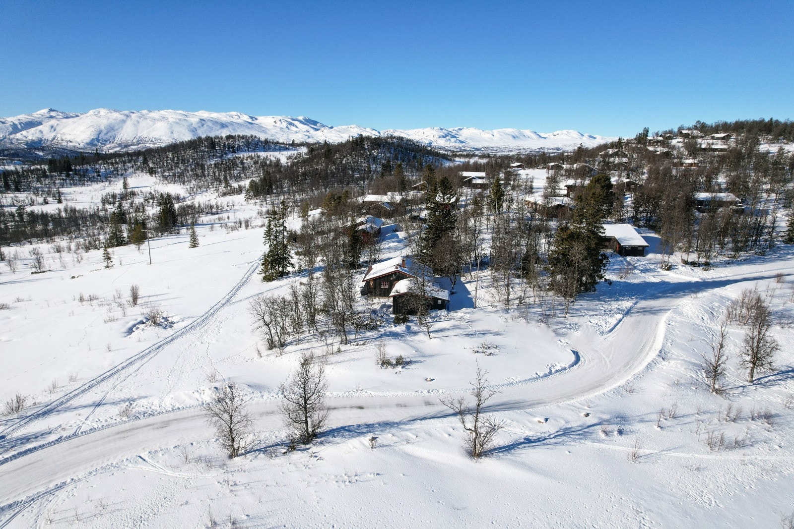 Hytta har en fantastisk beliggenhet i et av Raulands mest attraktive områder, Bjønnskahaugen,med grense ut mot friareal. Dette rolige, høytliggende hytteområdet byr på spektakulære turområder med urørt natur og flotte stier og oppkjørte løyper. Galleribilde