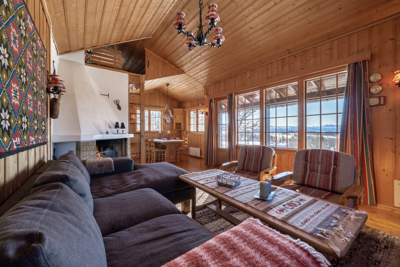 En koselig og praktisk hems over kjøkkenet, med stige/trapp fra stue/kjøkkenet.En super plass for de minste, perfekt for å være litt på "spion" og observere de voksne, samtidig som de har sitt eget lille eventyrrom! Galleribilde