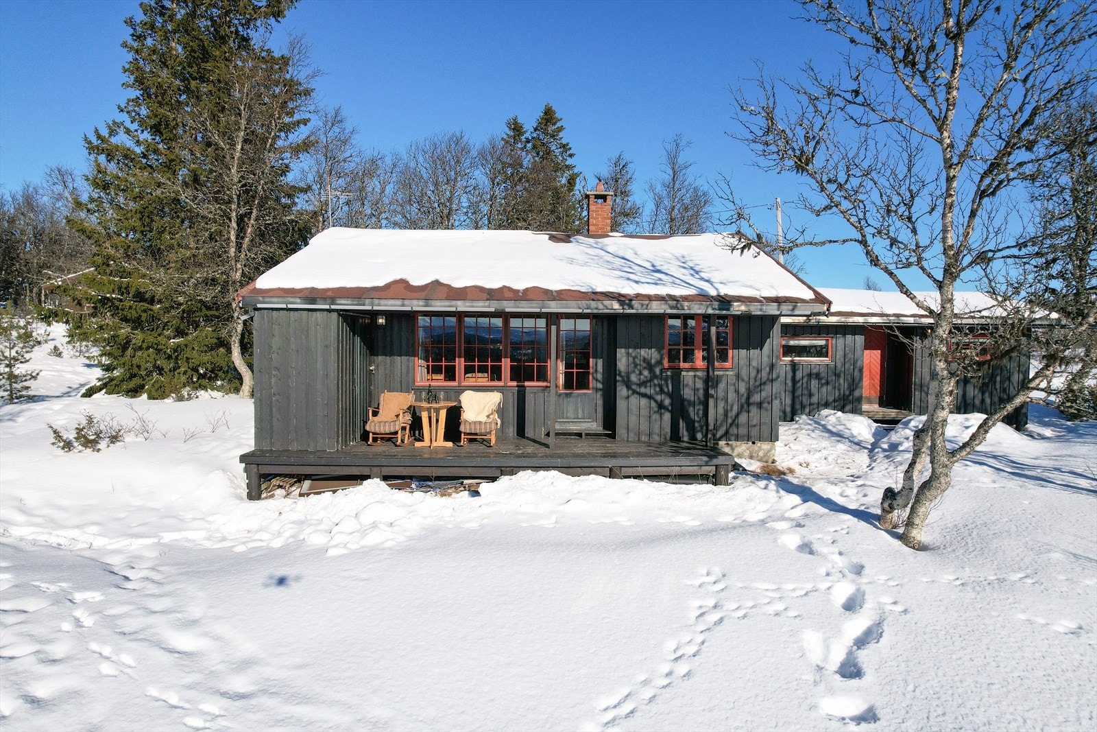 Koselig eldre hytte med alt du trenger. Hytta kan har behov for oppgradering og tilpasning til dagens interiørtrender, men er absolutt fullt funksjonell slik den er. Galleribilde