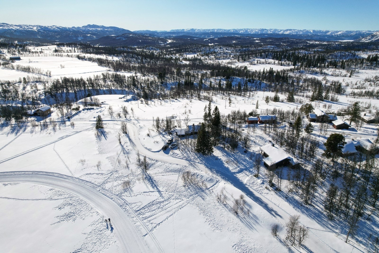 Eiendommen har god plass til parkering på egen tomt, med plass til opptil 4 biler. Galleribilde