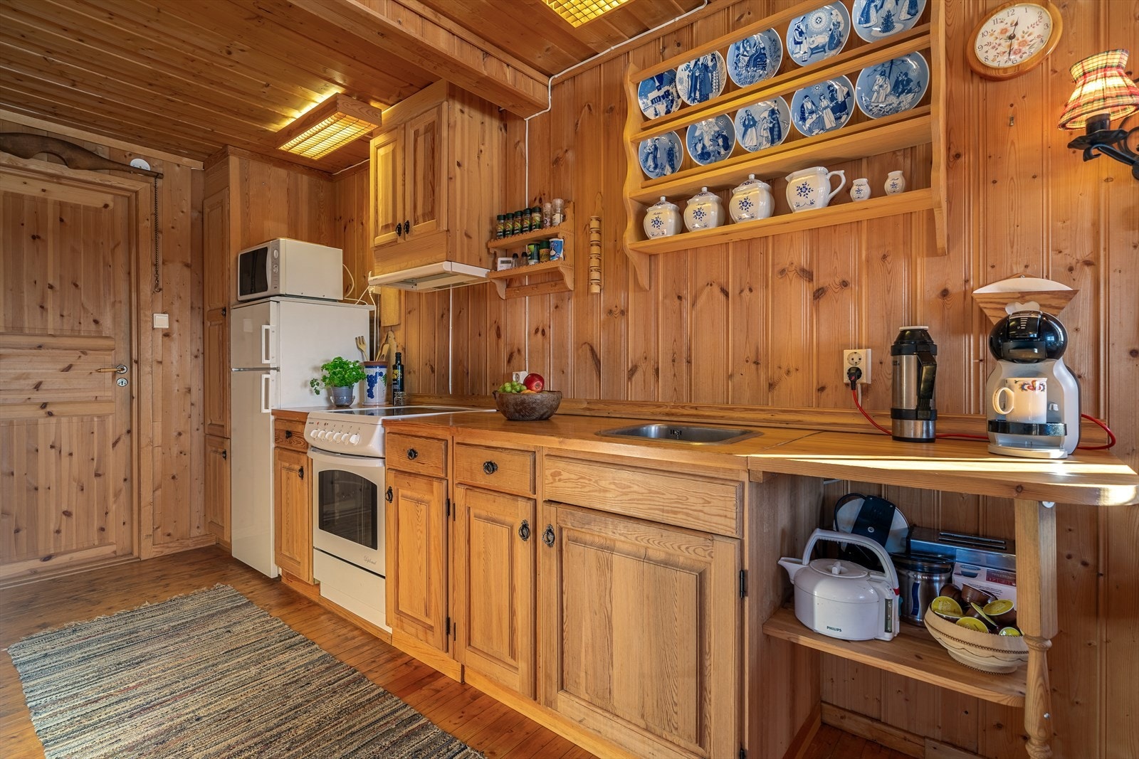 Det er per i dag ikke innlagt vann på kjøkkenet, men dette kan enkelt installeres, da eiendommen er tilknyttet offentlig vann og avløp. Galleribilde