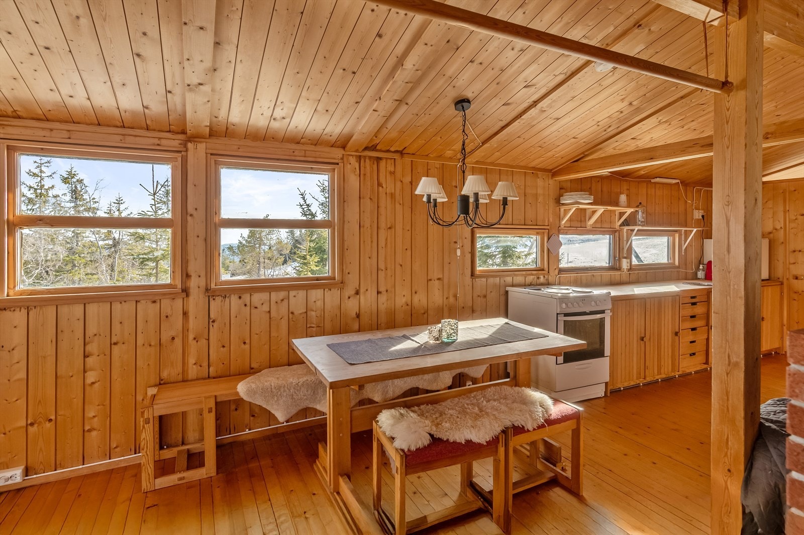 Romslig plass til spisestue hvor man kan nyte frokosten, og kose seg med brettspill om kvelden Galleribilde