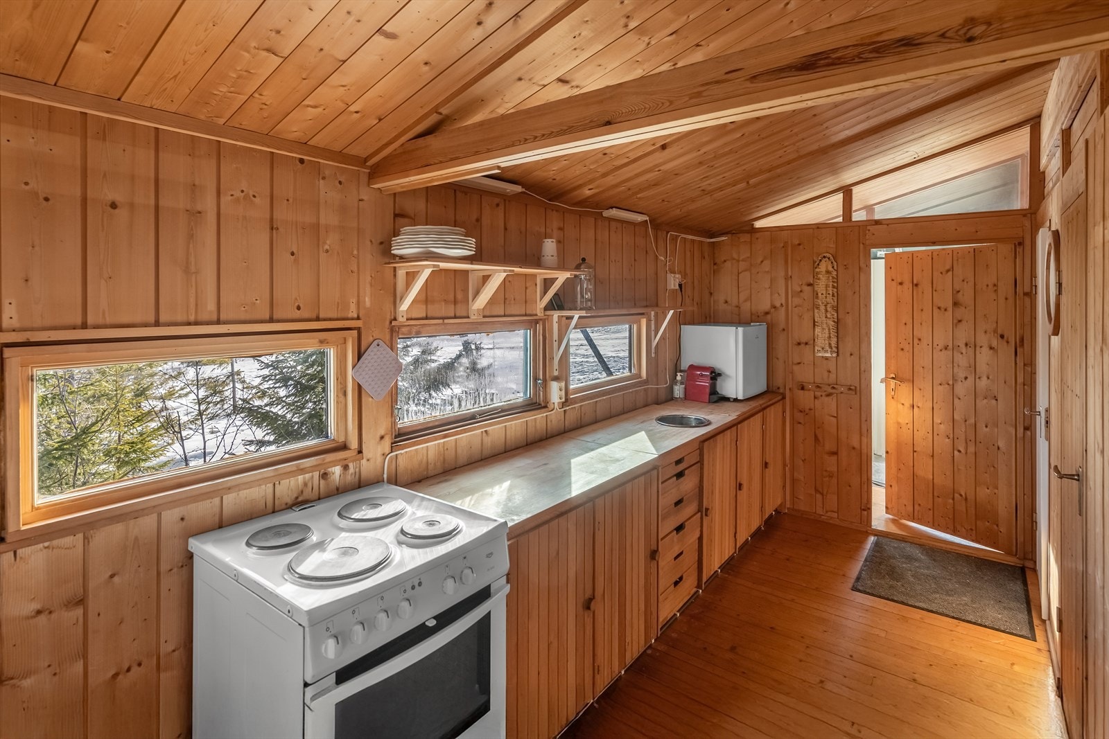 Praktisk kjøkken med opplegg for elektrisk komfyr og kjøleskap Galleribilde