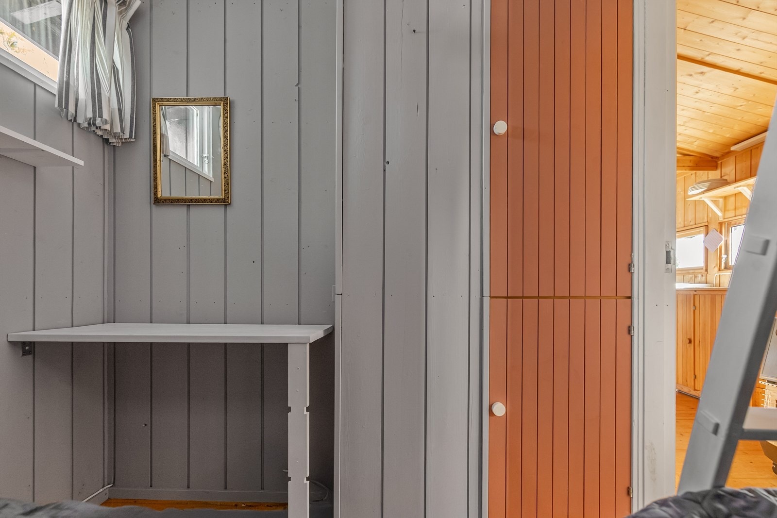 Hytten er praktisk innredet med gode oppbevaringsmuligheter Galleribilde