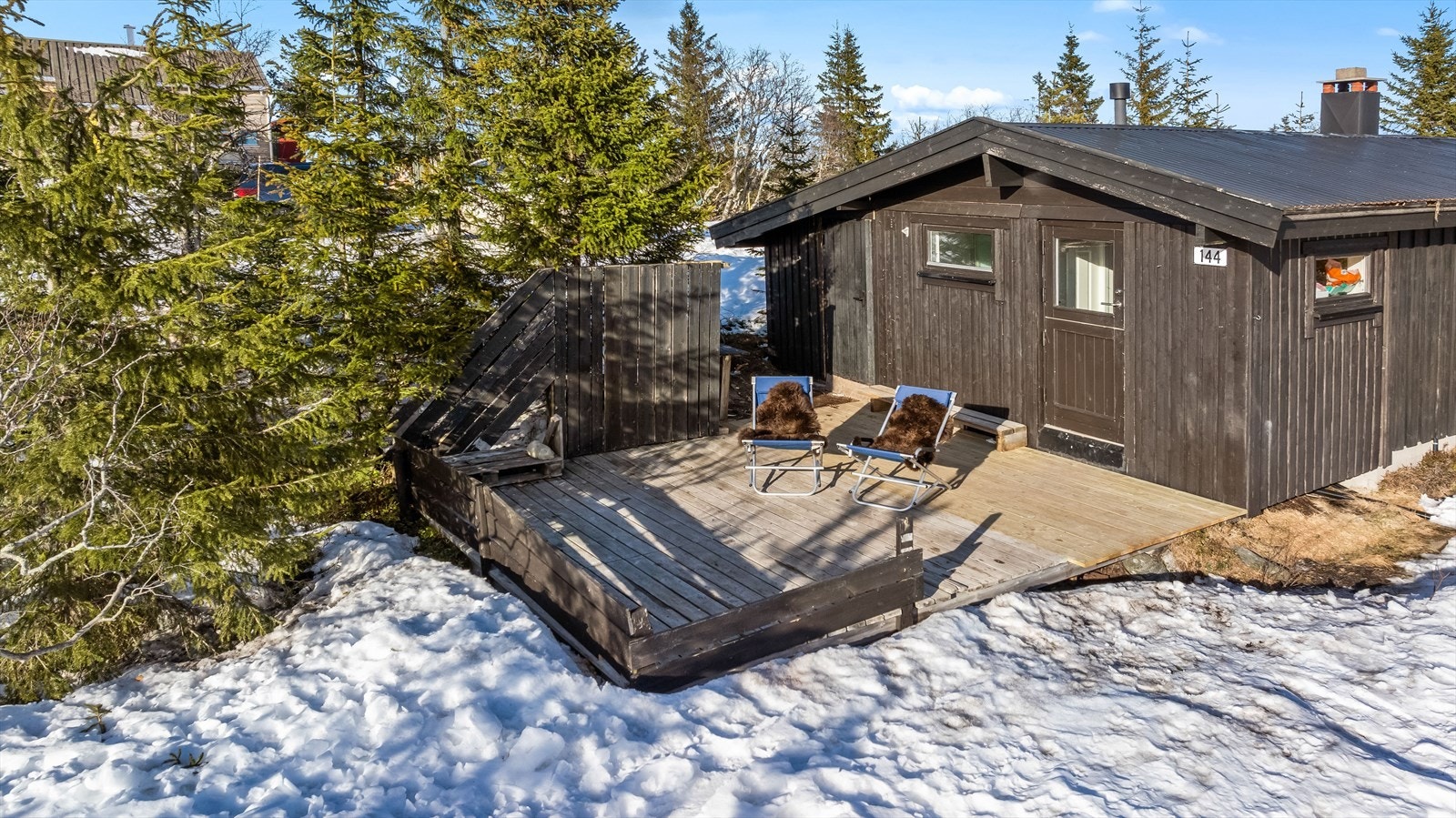 Praktisk uteplass hvor man kan kose seg på de varme dagene Galleribilde