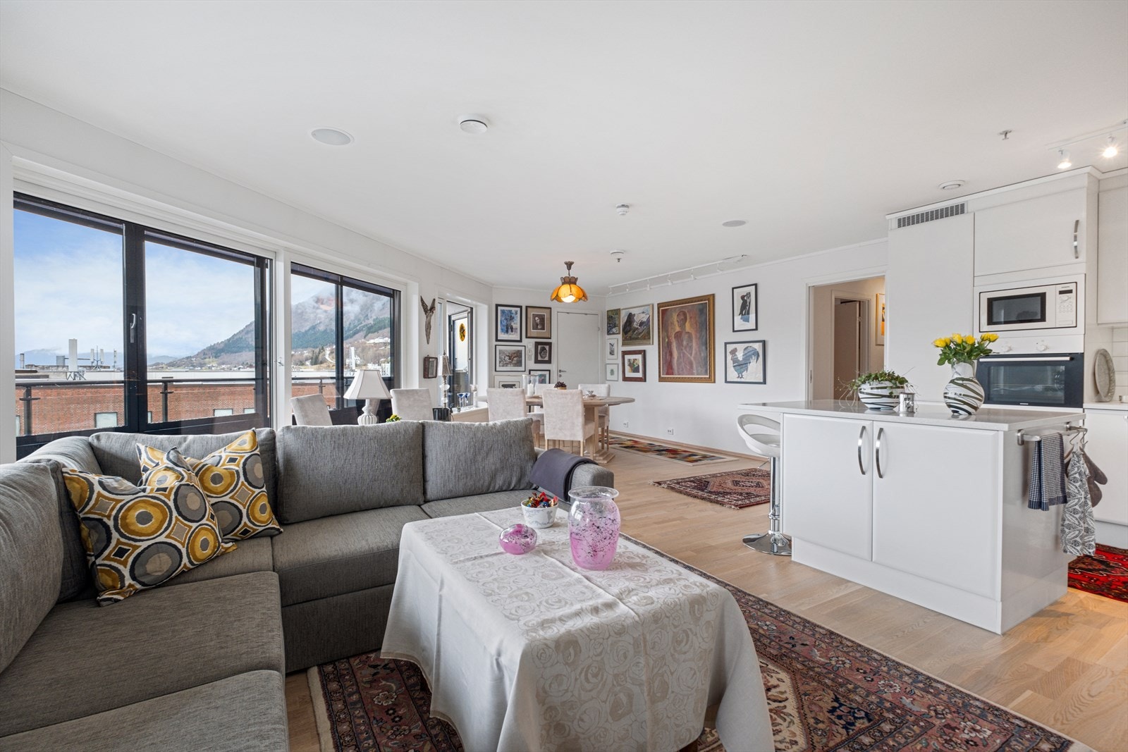 God plass til sofagruppe og TV-benk på stue. Galleribilde