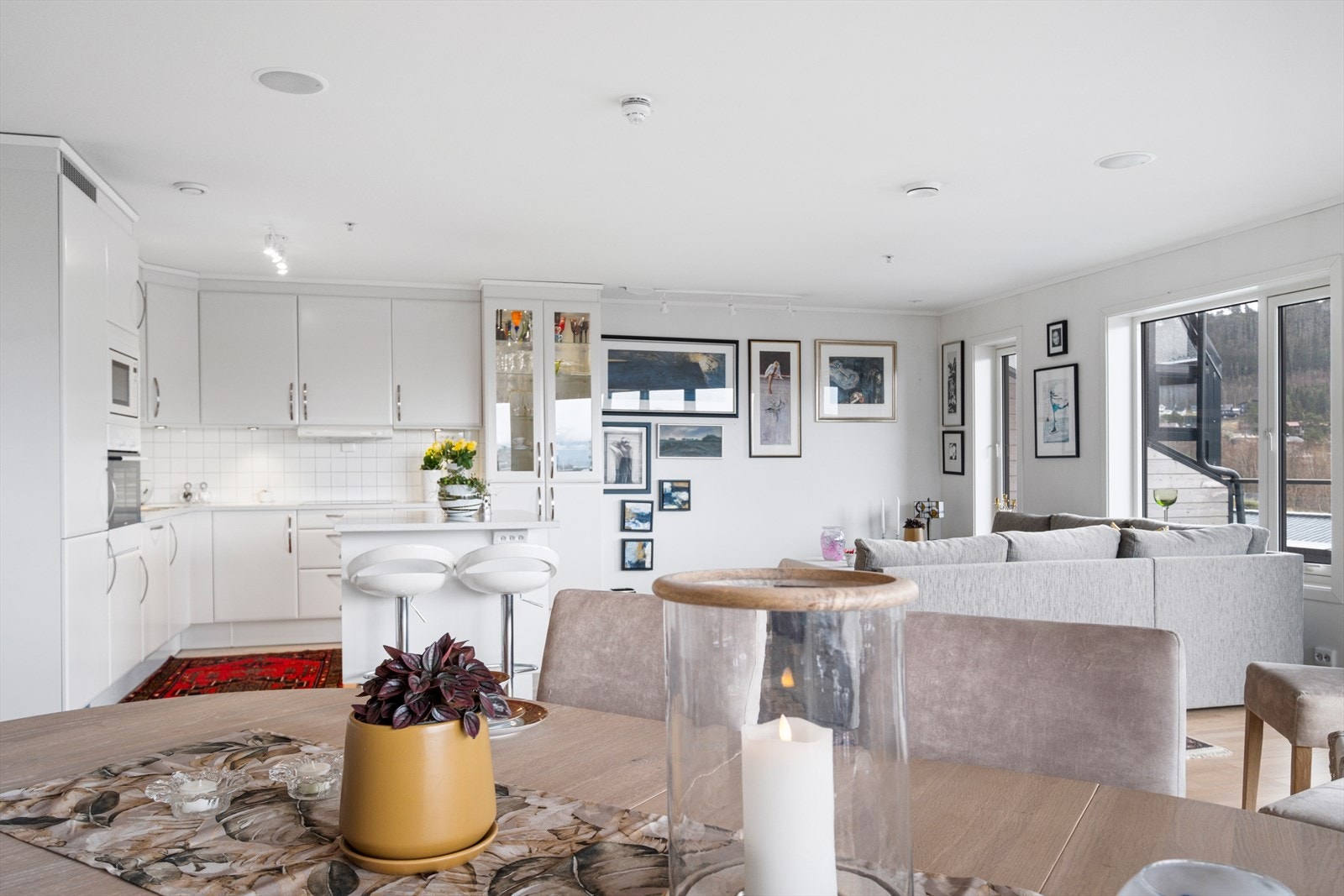 Stue/kjøkken. Integrerte høytalere i tak. Galleribilde